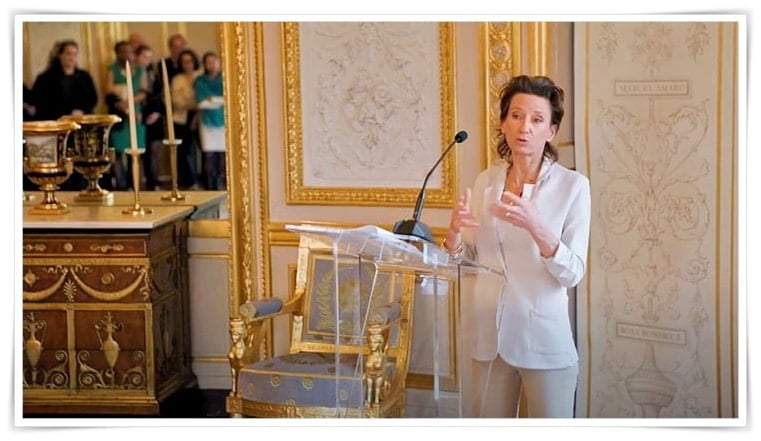 Photo de Claire Georges : communication lors de la cérémonie dans laquelle elle reçoit les insignes de la Légion d'honneur