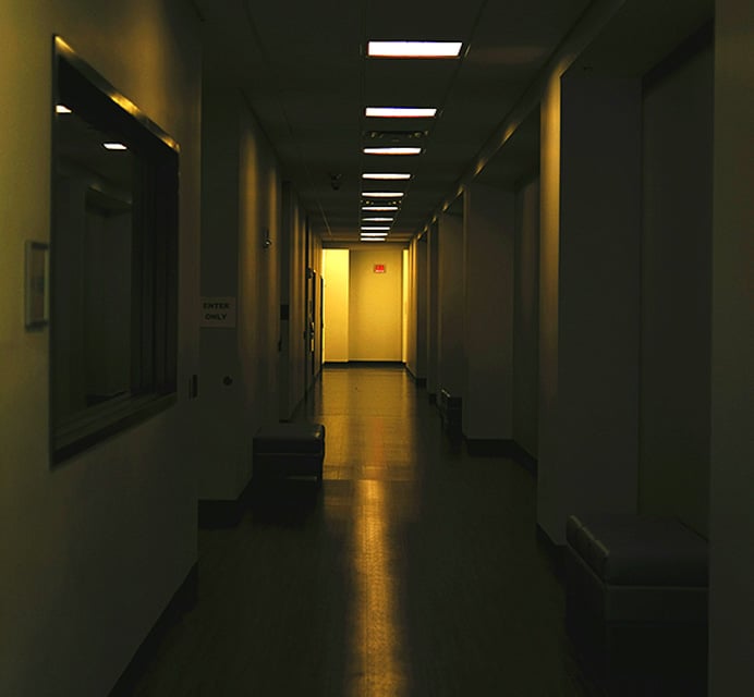 Les frottements du cœur : un couloir d'hôpital faiblement éclairé… Une photo tirée du catalogue Unsplash.com