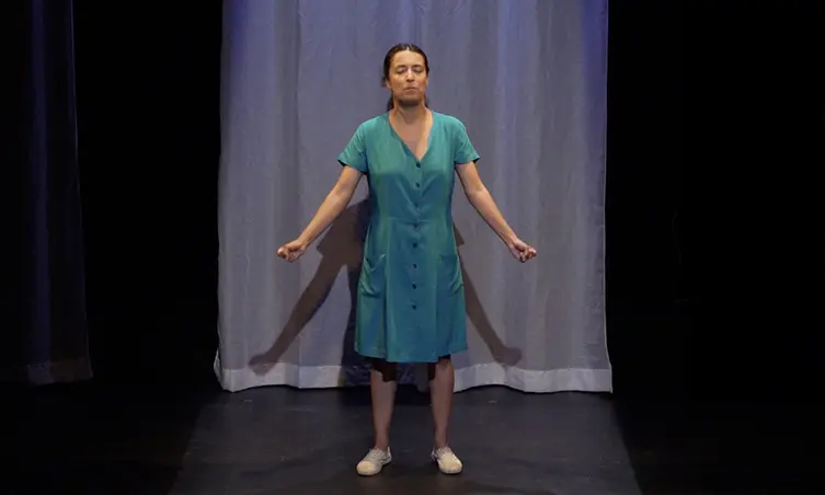 Katia Ganthi en scène dans Les frottements du cœur au théâtre des Gémeaux Parisiens