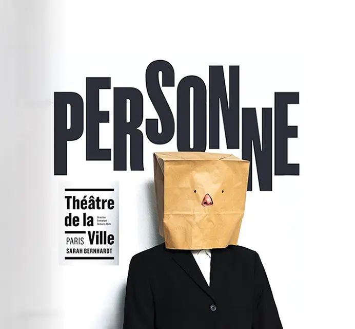 Affiche de théâtre avec un personnage portant un sac en papier sur la tête : Personne de Gwenaëlle Aubry au Théâtre de la Ville - Paris