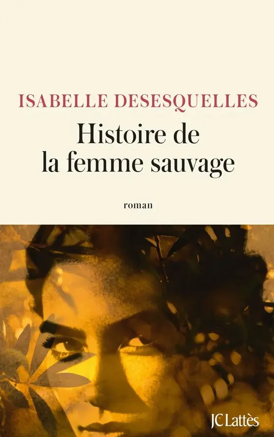 Couverture du livre « Histoire de la femme sauvage » d'Isabelle Desesquelles, représentant le visage d'une femme recouvert de branches et de feuilles, créant ainsi un mélange d'éléments naturels et humains. L'arrière-plan présente des tons chauds et terreux.