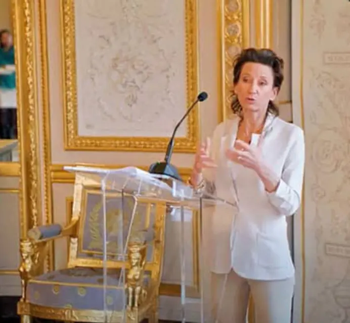 Le Dr Claire Georges-Tarragano prononce un discours lors de la cérémonie de la Légion d'honneur, le 4 avril 2024.